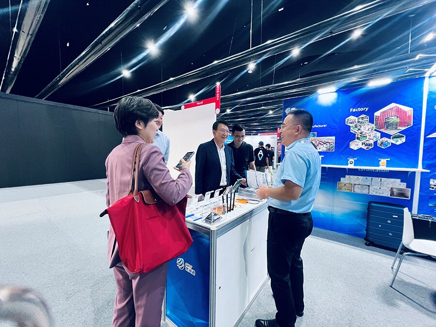 通州區(qū)副區(qū)長(zhǎng)林正航一行在光潤(rùn)通科技GITEX展位前聽(tīng)取介紹 通州區(qū)副區(qū)長(zhǎng)林正航一行在光潤(rùn)通科技GITEX展位前聽(tīng)取介紹